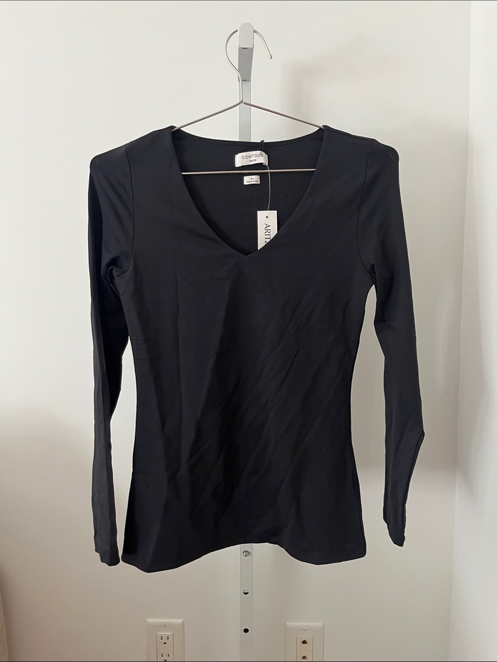 Aritzia Contour Black V-Neck Long Sleeve Tee